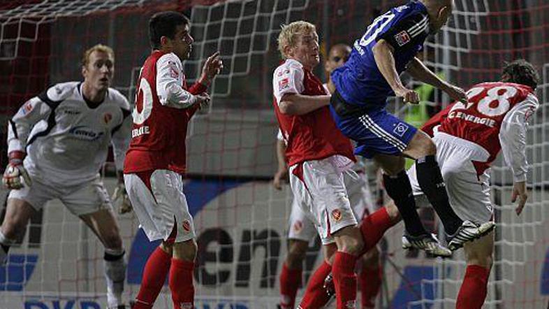 Mladen Petrić je bil junak pete zmage Hamburga v sezoni.