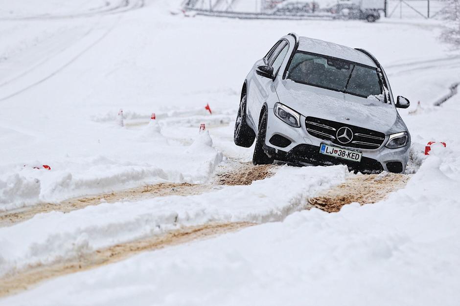 Mercedes-Benz 4MATIC | Avtor: Žiga Intihar