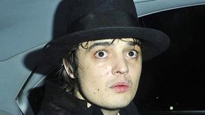 Pete Doherty odhaja za zapahe. (Foto: Flynet/JLP)