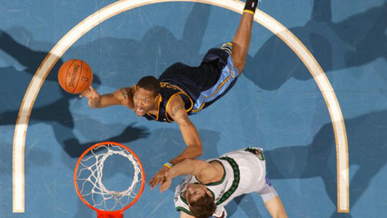 Marcus Camby, najboljši bloker lige NBA, se iz Nuggetov seli k LA Clippersom.