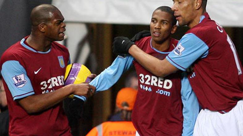 Marlon Harewood (levo) in John Carew (desno) čestitata strelcu izenačujočega zad