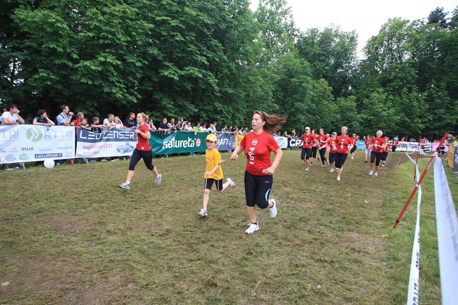 Če želite visokoresolucijsko fotografijo, nam pošljite elektronsko sporočilo na 
