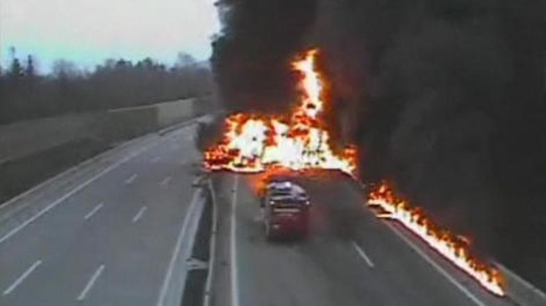 Zaradi nesreče so se na avtocesti naredile dolge kolone. (Foto: krone.at)