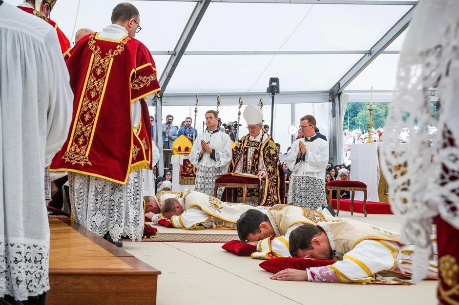 Shizma v cerkvi, bratovščina FSSPX | Avtor: Profimedia