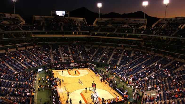 Na sicer stadionu za tenis so se v Palm Springsu pomerili Sunsi in Nuggetsi.