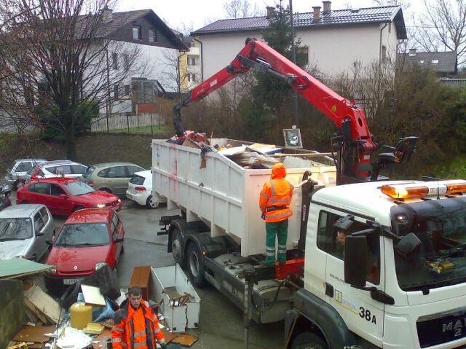 Včerajšnje pobiranje kosovnih odpadkov je nekaterim prebivalcem Kosez dvignilo p