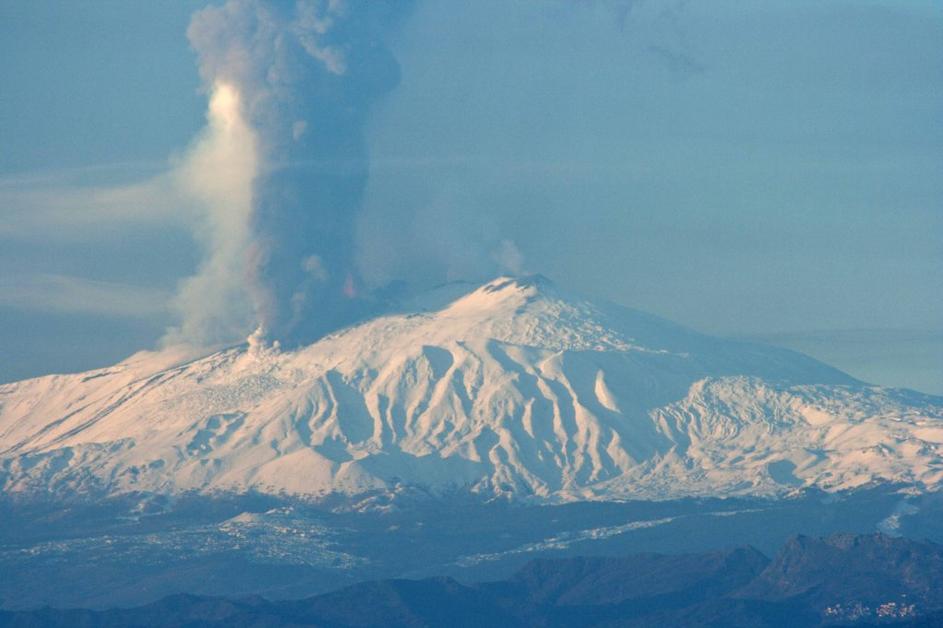 Ognjenik Etna v Italiji se je v začetku januarja 2012 znova prebudil.