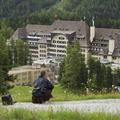Hotel v luksuznem St. Moritzu so včeraj oblegali fotografi (zgoraj) in varovali 