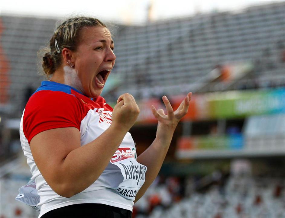 Ana Avdejeva, met krogle