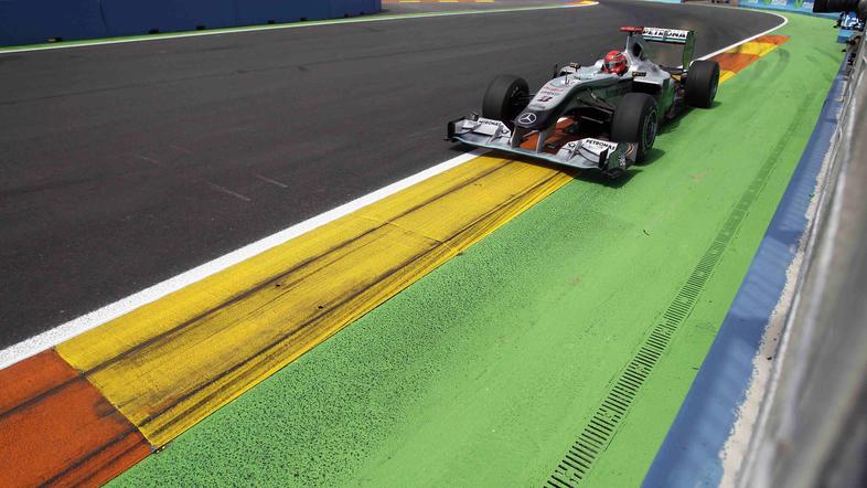 V prvem zavoju po startu sta Vettel in Hamilton rahlo zadela. (Foto: Reuters)