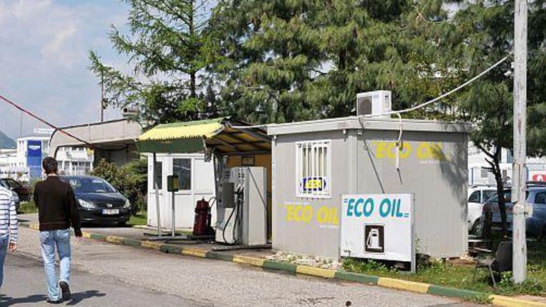 Bencinski servis ima le en avtomat. Njegove stranke so predvsem ljudje, ki so za