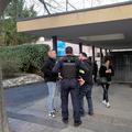 policisti pred srednjo šolo, v kateri je prišlo do napada na učiteljico