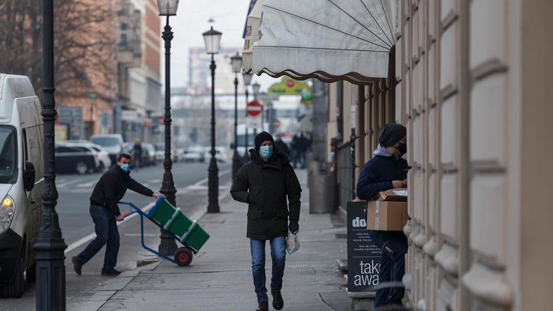 covid-19 slovenija maske ulica