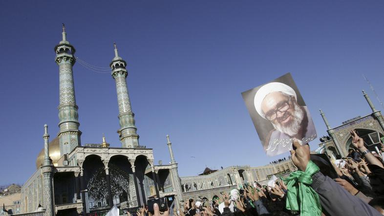 Žalujoči nosijo zeleno barvo, barvo opozicije, ter vzklikajo gesla, kot sta "Dik