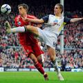 Jordan Henderson (desni) bo odslej nosil rdeči dres Liverpoola. (Foto: Reuters)