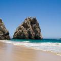 Pesek, skalne formacije in valovi na polotoku Baja California.