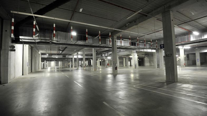 ljubljana 10.10.13, P+R, prazna parkirisca, parkirisce, garaza, garazna hisa, pr