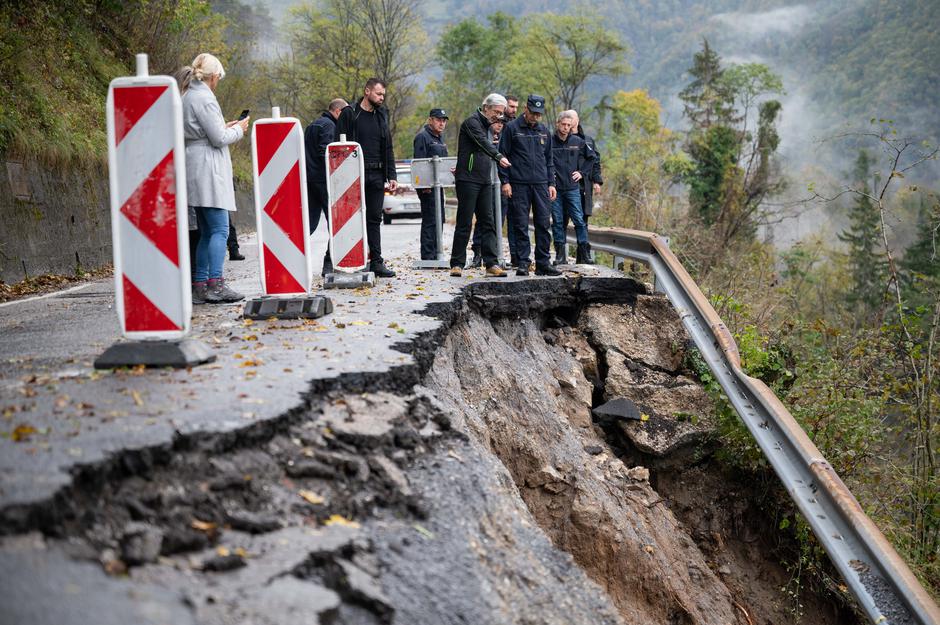 Robert Golob na obisku v Baški grapi Baška grapa poplave | Avtor: Boštjan Podlogar/STA