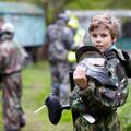 Otrok na paintballu