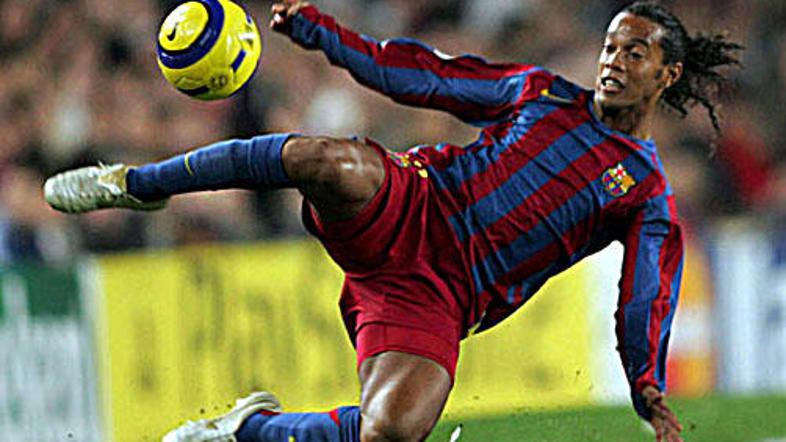 Ronaldinho bo trike še naprej izvajal pri Barceloni.