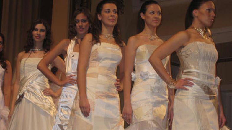 Takole je v poročni obleki pozirala Tina Semolič.