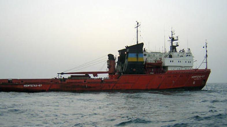 Ukrajinski vlačilec Naftogaz 67 je potonil v soboto ponoči.