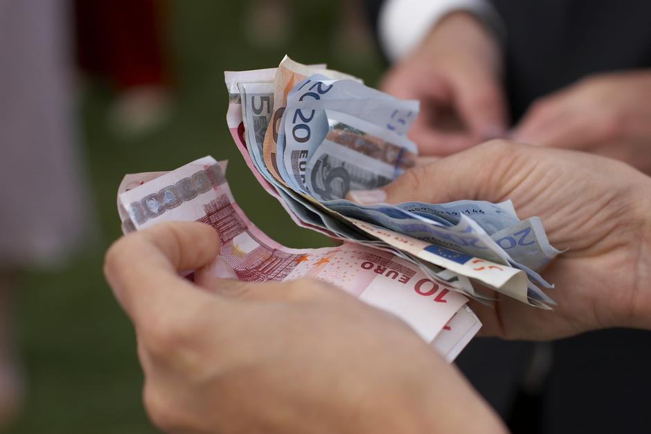 Denar, evro, štetje denarja | Avtor: Profimedia