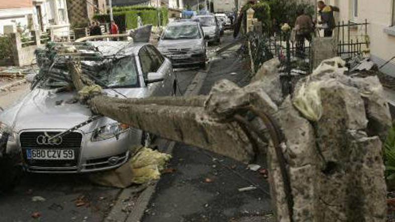 Močan veter je odkrival strehe, rušil
