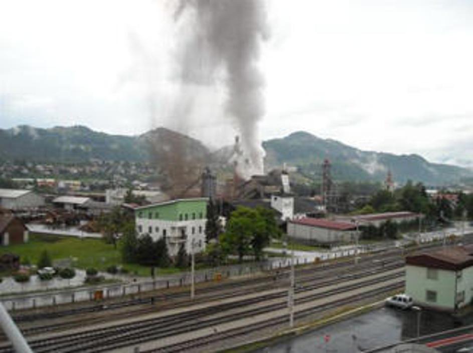 Na vprašanje, zakaj je bilo v zraku čutiti oster smrad, je Mirt odgovoril, da gr