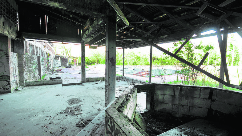 Kolezija že deset let propada. Ker je infrastruktura povsem uničena, kopališča n