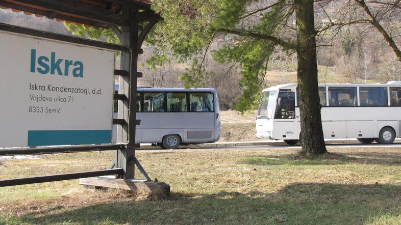 Avtobus, ki naj bi vozil v Kranj, je odpeljal le prvi dan; dva delavca se tja vo