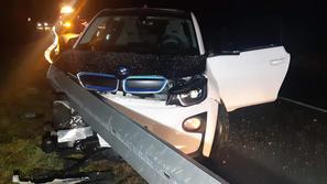 Pri nesreči električnega BMW i3 so posredovali gasilci PGD Zreče