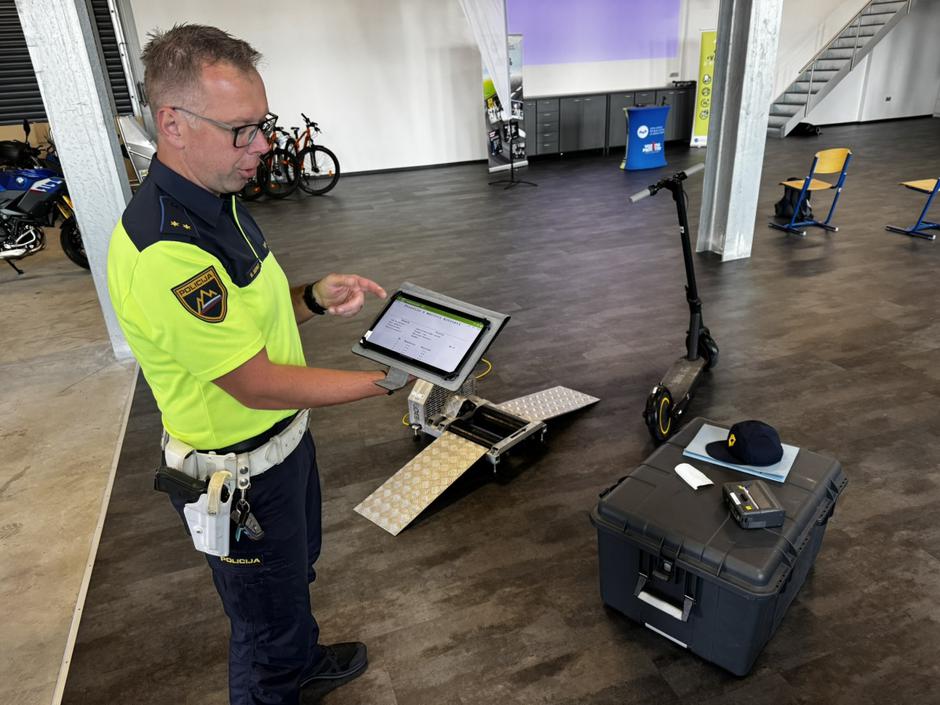 Naprava za merjenje hitrosti mopedov in e-skirojev | Avtor: Andrej Leban