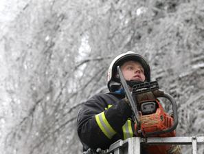 slovenija 02.02.14, zled, naravna katastrofa, led, zima, sneg, gasilci, Jezersko