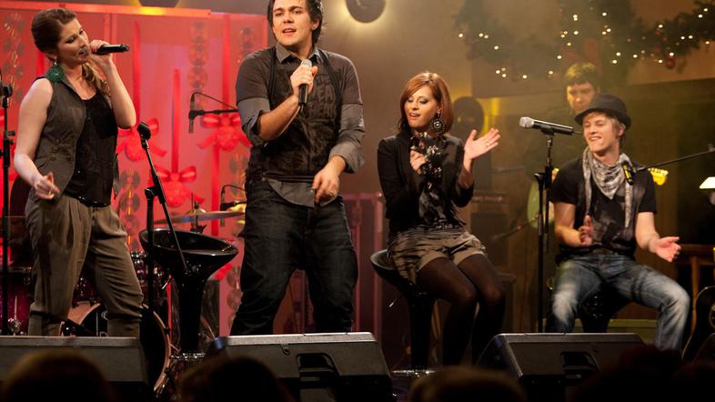 Zasedba Tangels je skupaj s pisci besedil pripravila in izvedla vse pesmi na bož