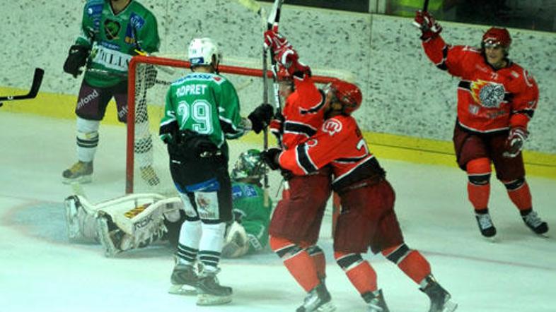 Železarji so večino dela opravili v drugi tretjini, ko so zabili pet zadetkov. (