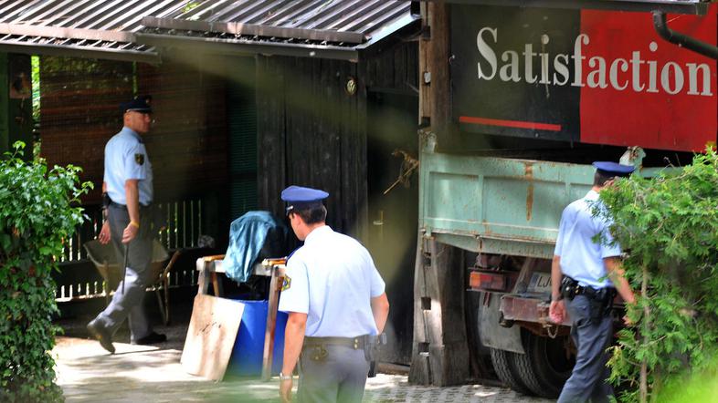 Po prijetju osumljenca in obdukciji trupel lahko sorodniki pokopljejo žrtvi mašč