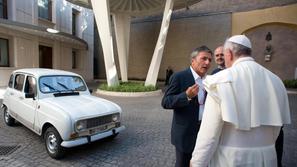 Papež dobil katrco 