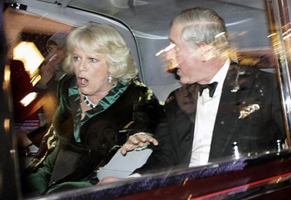 Protestniki so v četrtek na Regent Streetu napadli avtomobil, v katerem sta bila