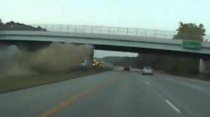 Od pontiaca po trku v zid ni ostalo nič celega. (Foto: YouTube)