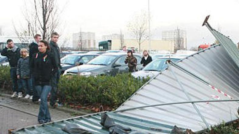 Po nekaterih ugibanjih naj bi ograje v noči pred dogodkom hudo poškodoval tudi m