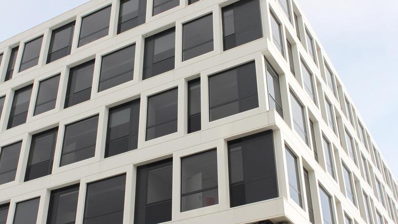 Hotel v središču Postojne, ki so ga pospremili tudi s kritikami, da ne spada v o