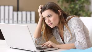 ženska razmišljanje račnualnik zaskrbljenost