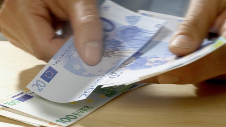 Moški šteje evre v roki