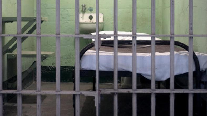 Celica je postala pretesna za zapornika.