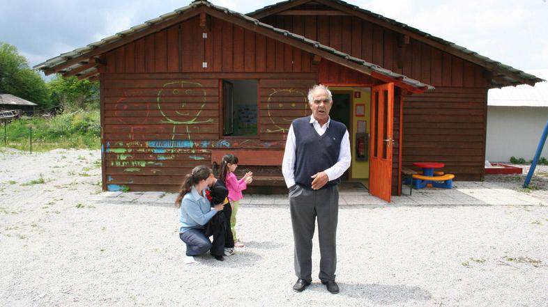 Med vsemi na črno zgrajenimi objekti v naselju je treba podreti prav vrtec, se č