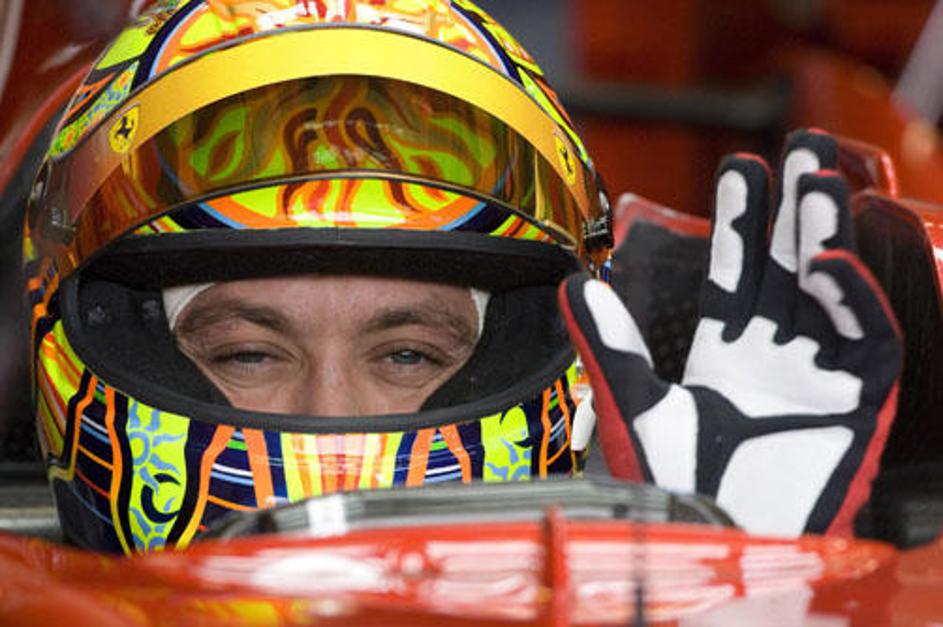 Valentino Rossi si je med testiranjem vzel čas tudi za fotografe.