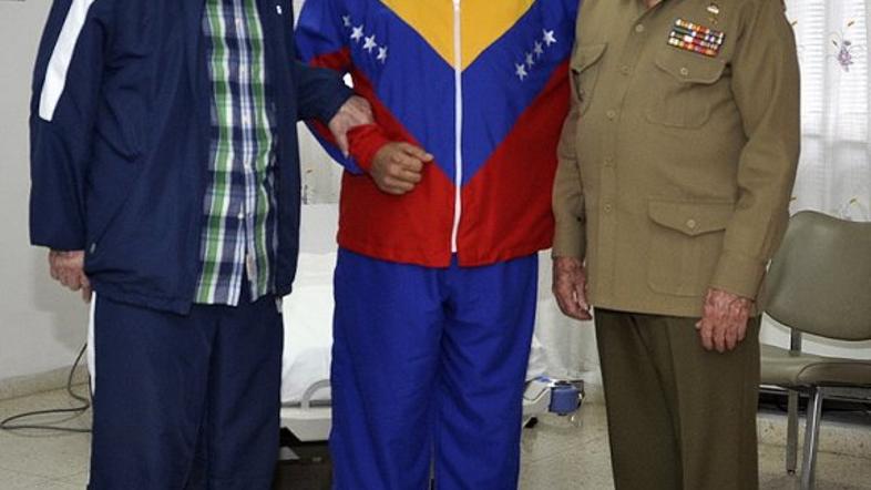 Hugo Chavez je gost Fidela in Raula Castra na Kubi.