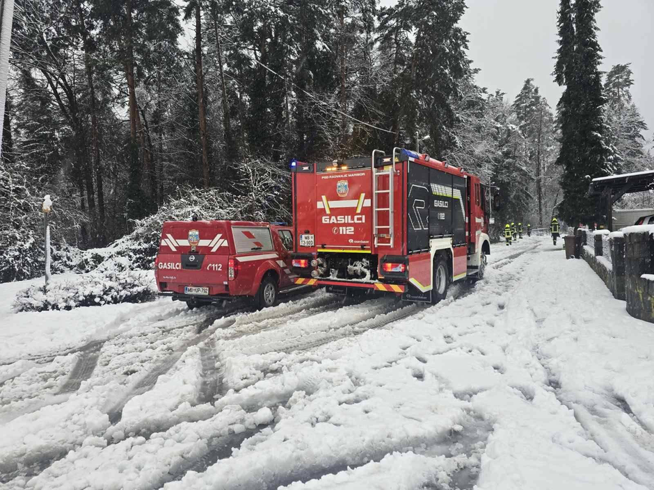 Posredovanje gasilcev zaradi snega | Avtor: PGD Radvanje