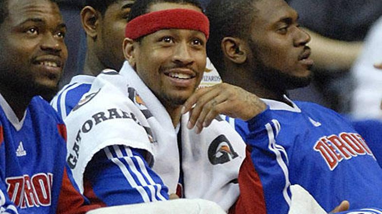 Allen Iverson v položaju, ki ga ni navajen. Sedenju na klopi.